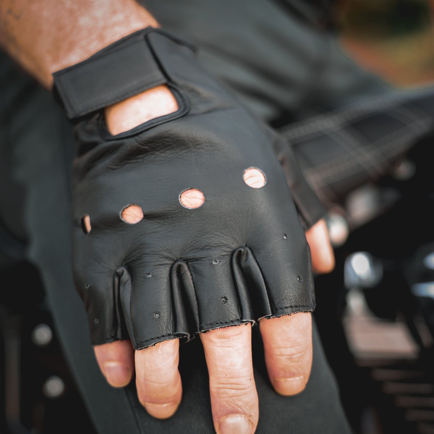 Crafted from supple cowhide leather, they offer protection while maintaining dexterity.