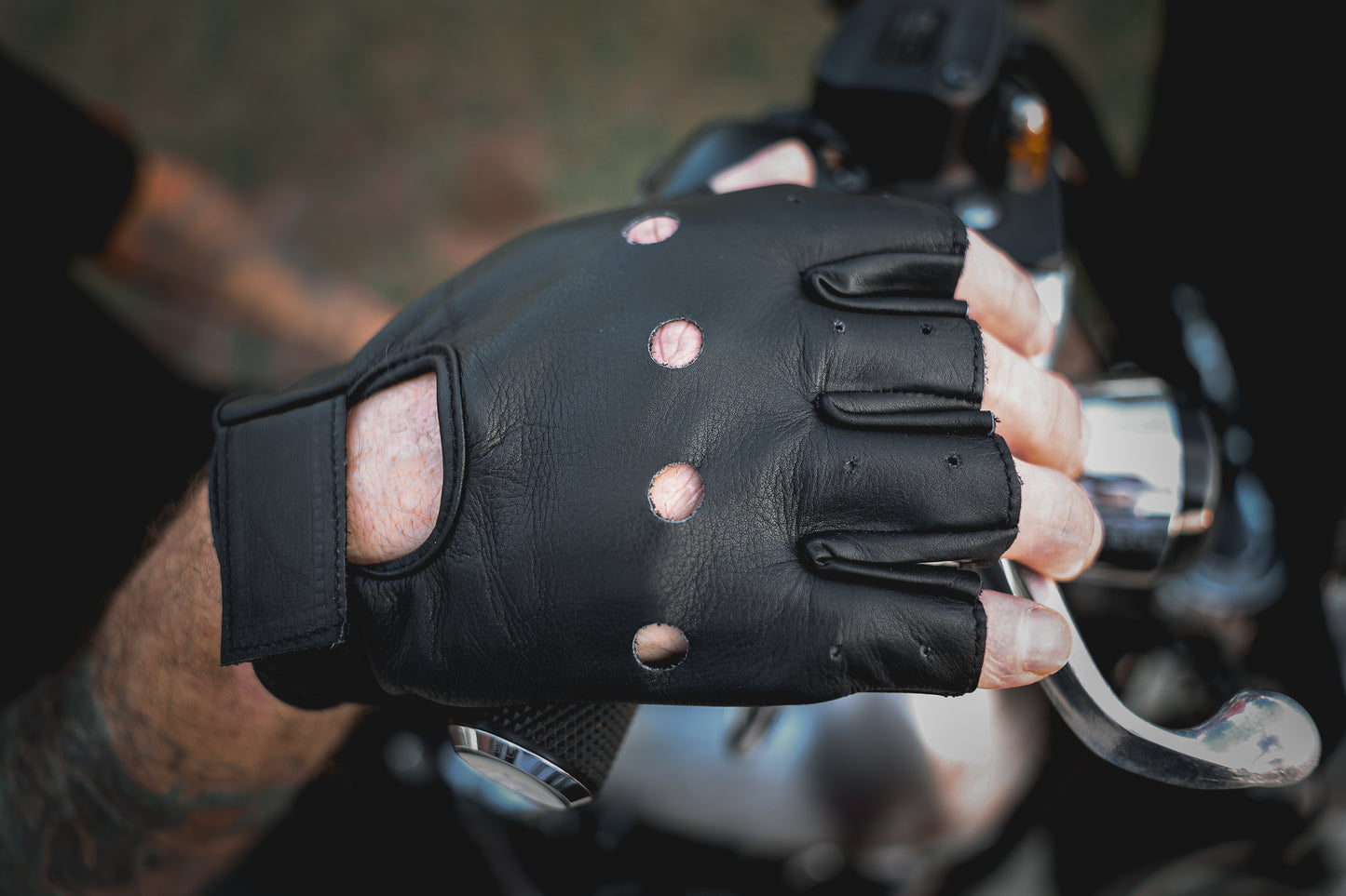 Crafted from supple cowhide leather, they offer protection while maintaining dexterity.