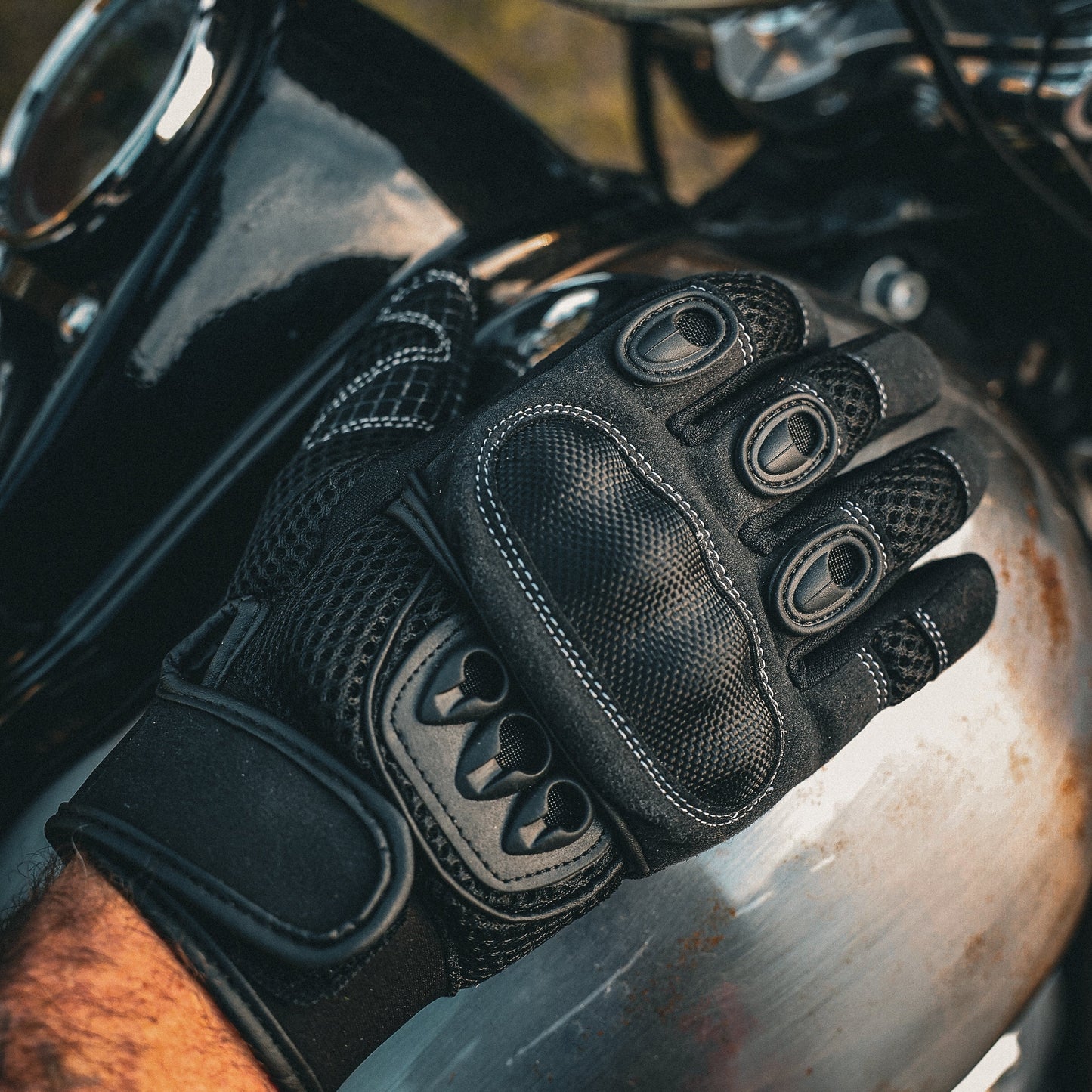 Crafted from durable cowhide leather, they offer enhanced abrasion resistance. Featuring touch technology on the fingertips and adjustable wrist closures, these gloves provide comfort and functionality for various activities
