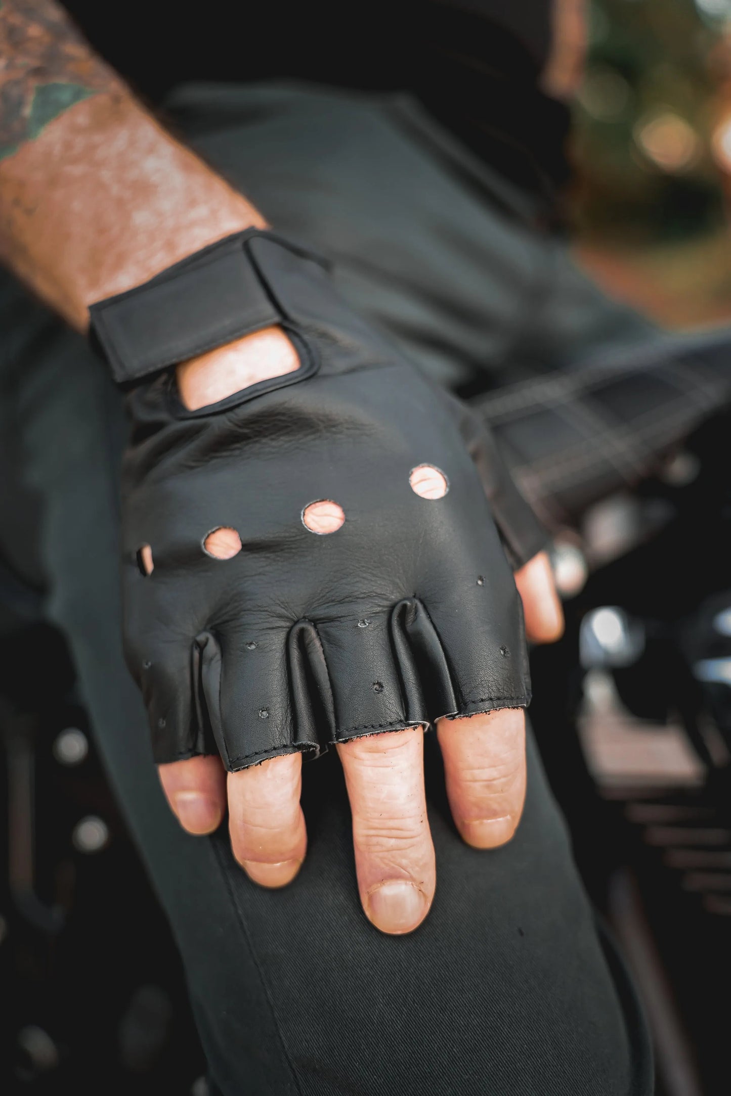 Crafted from supple cowhide leather, they offer protection while maintaining dexterity.