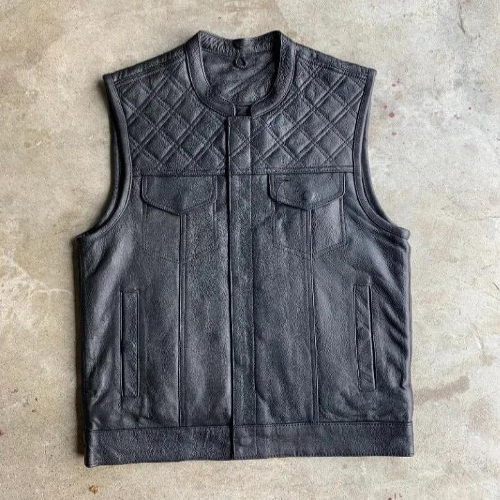 Made from cowhide leather with a diamond stitch pattern, it includes four exterior pockets, two inside concealed carry pockets, a zip snap main closure.