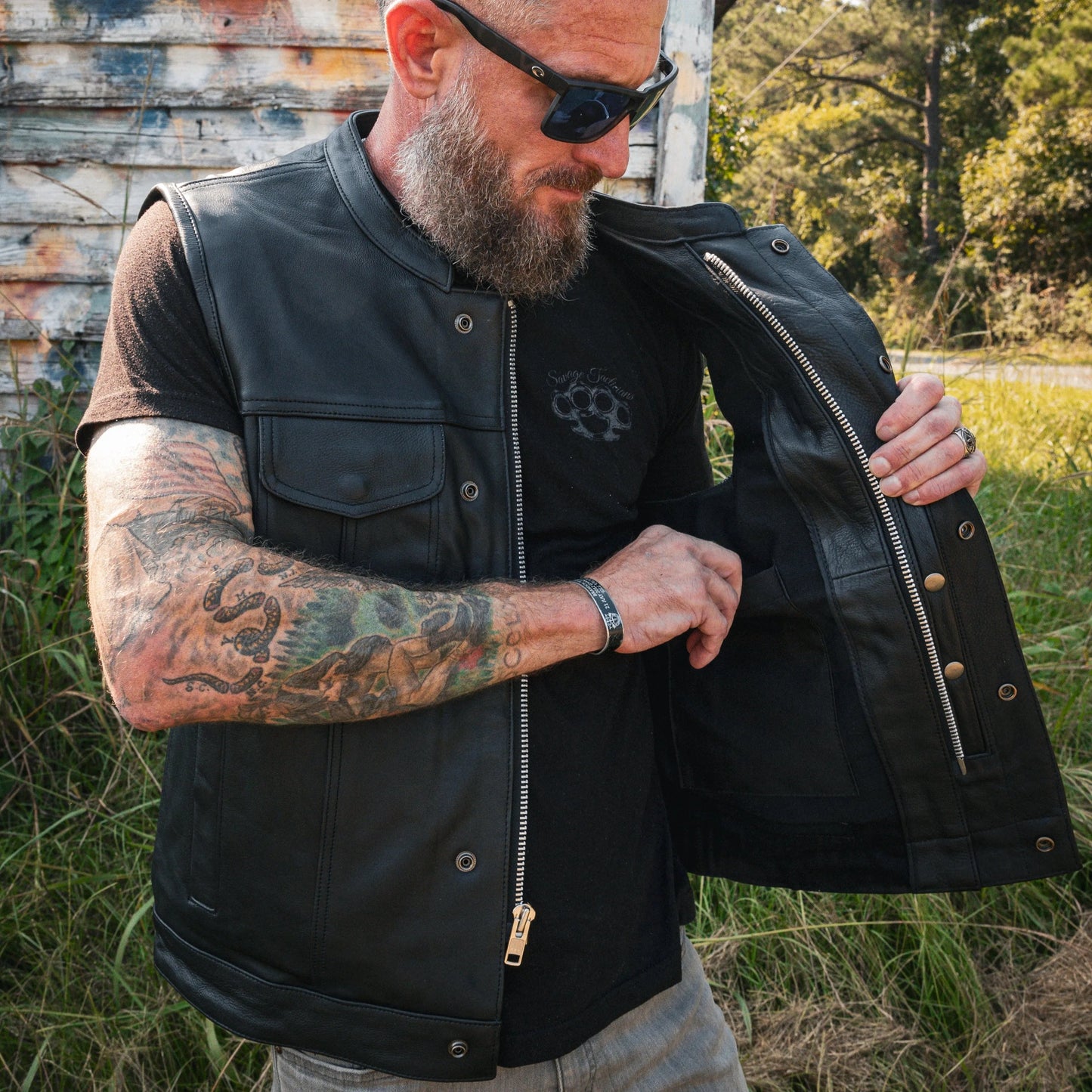 . Featuring cowhide leather construction, a classic black color, four exterior pockets, two inside concealed carry pockets, zip snap main closure, antique brass hardware, and a focus on comfort