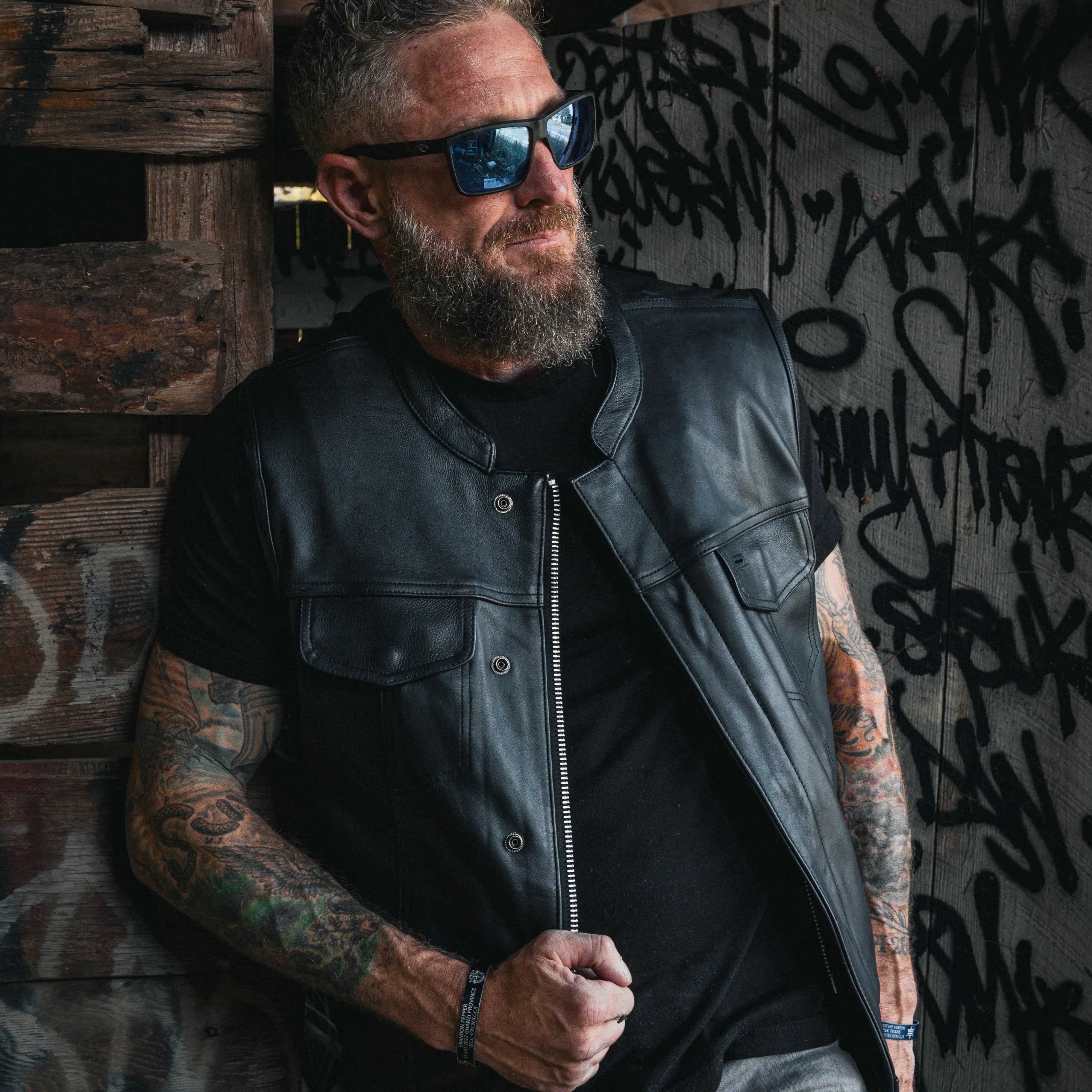 . Featuring cowhide leather construction, a classic black color, four exterior pockets, two inside concealed carry pockets, zip snap main closure, antique brass hardware, and a focus on comfort