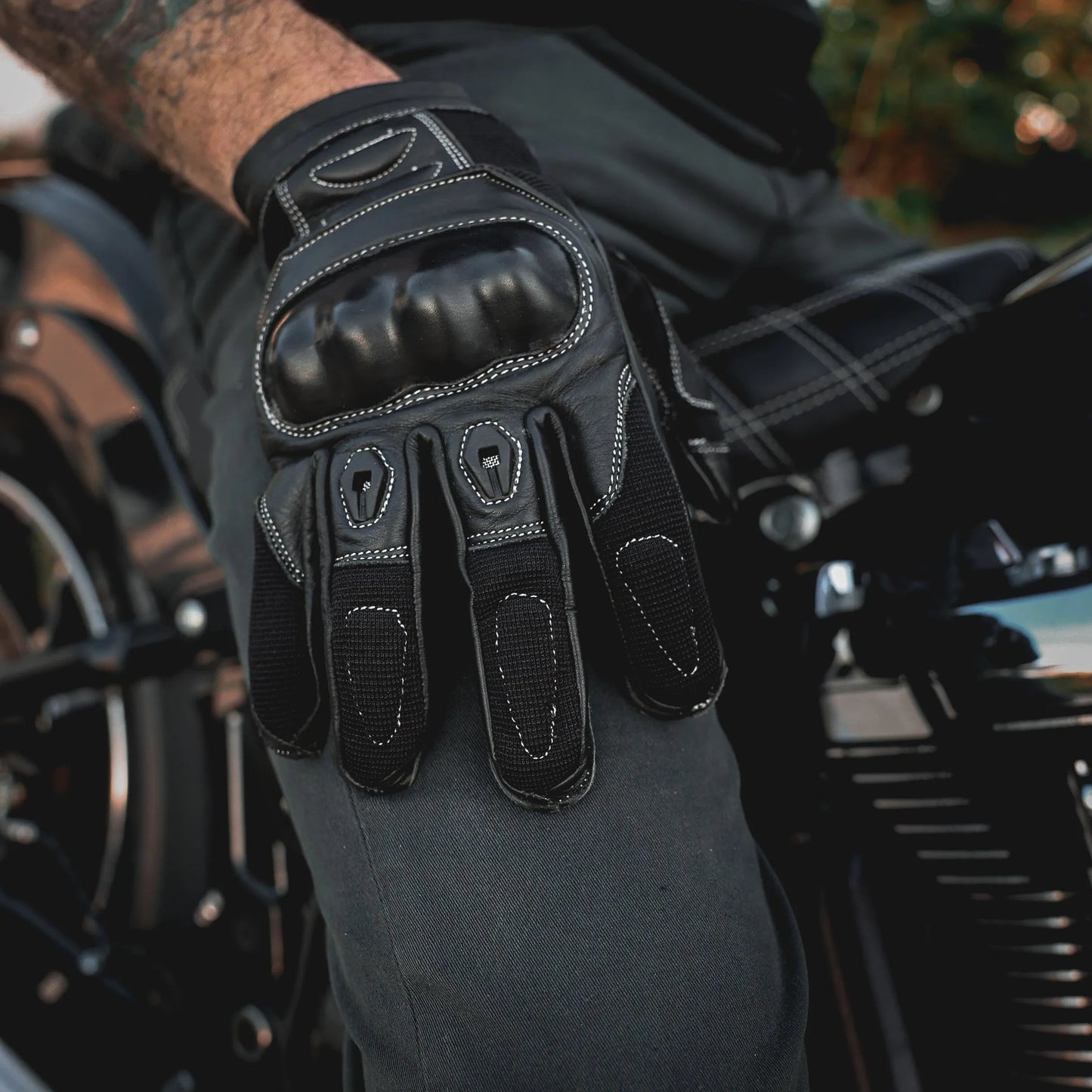 Crafted from durable cowhide leather, they offer enhanced abrasion resistance. Featuring touch technology on the fingertips and adjustable wrist closures, these gloves provide comfort and functionality for various activities