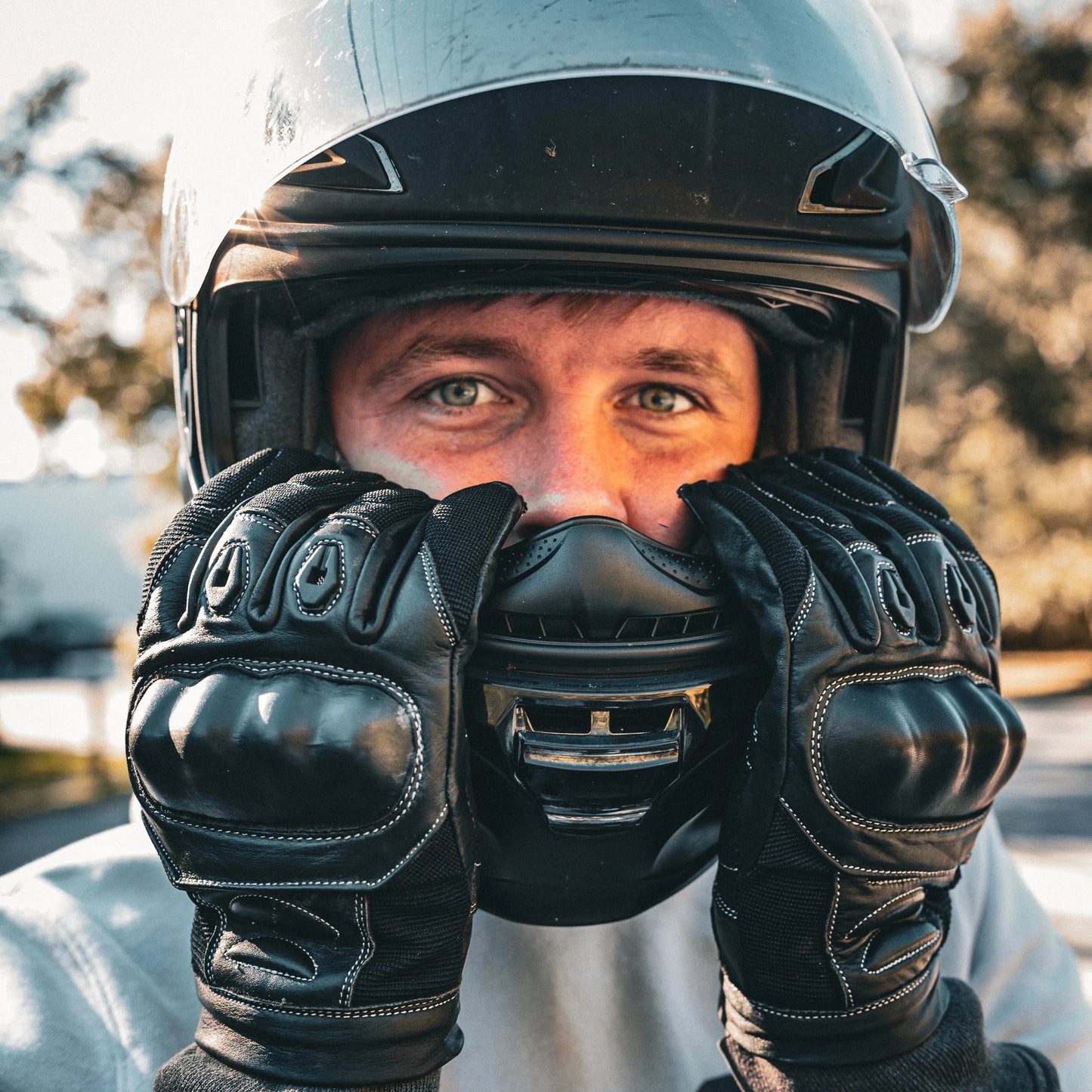 Crafted from durable cowhide leather, they offer enhanced abrasion resistance. Featuring touch technology on the fingertips and adjustable wrist closures, these gloves provide comfort and functionality for various activities
