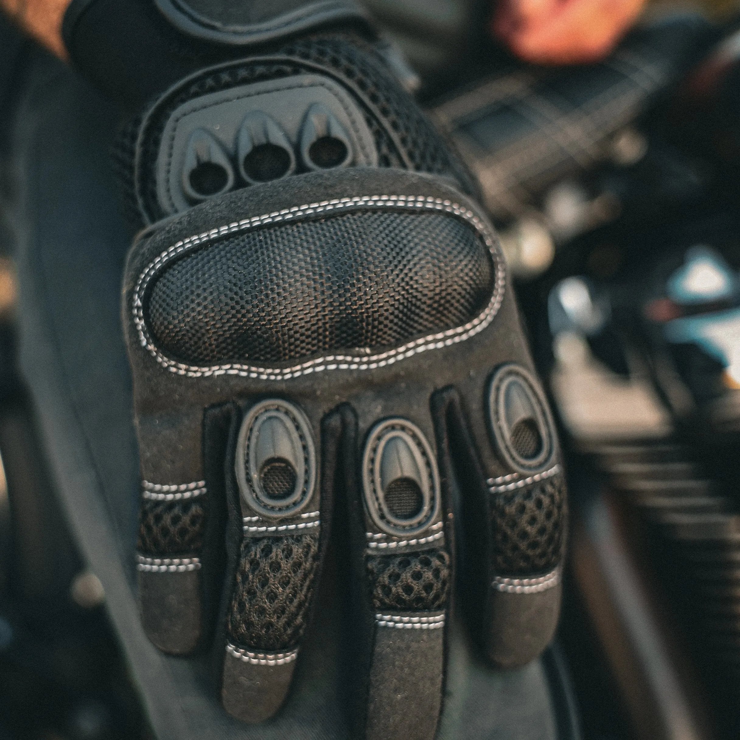 Crafted from durable cowhide leather, they offer enhanced abrasion resistance. Featuring touch technology on the fingertips and adjustable wrist closures, these gloves provide comfort and functionality for various activities