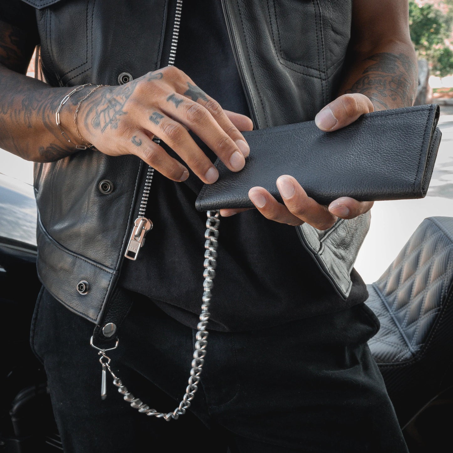 Ideal for motorcycle riders and enthusiasts, they offer multiple compartments for cards, cash, and coins, ensuring practicality on the go.