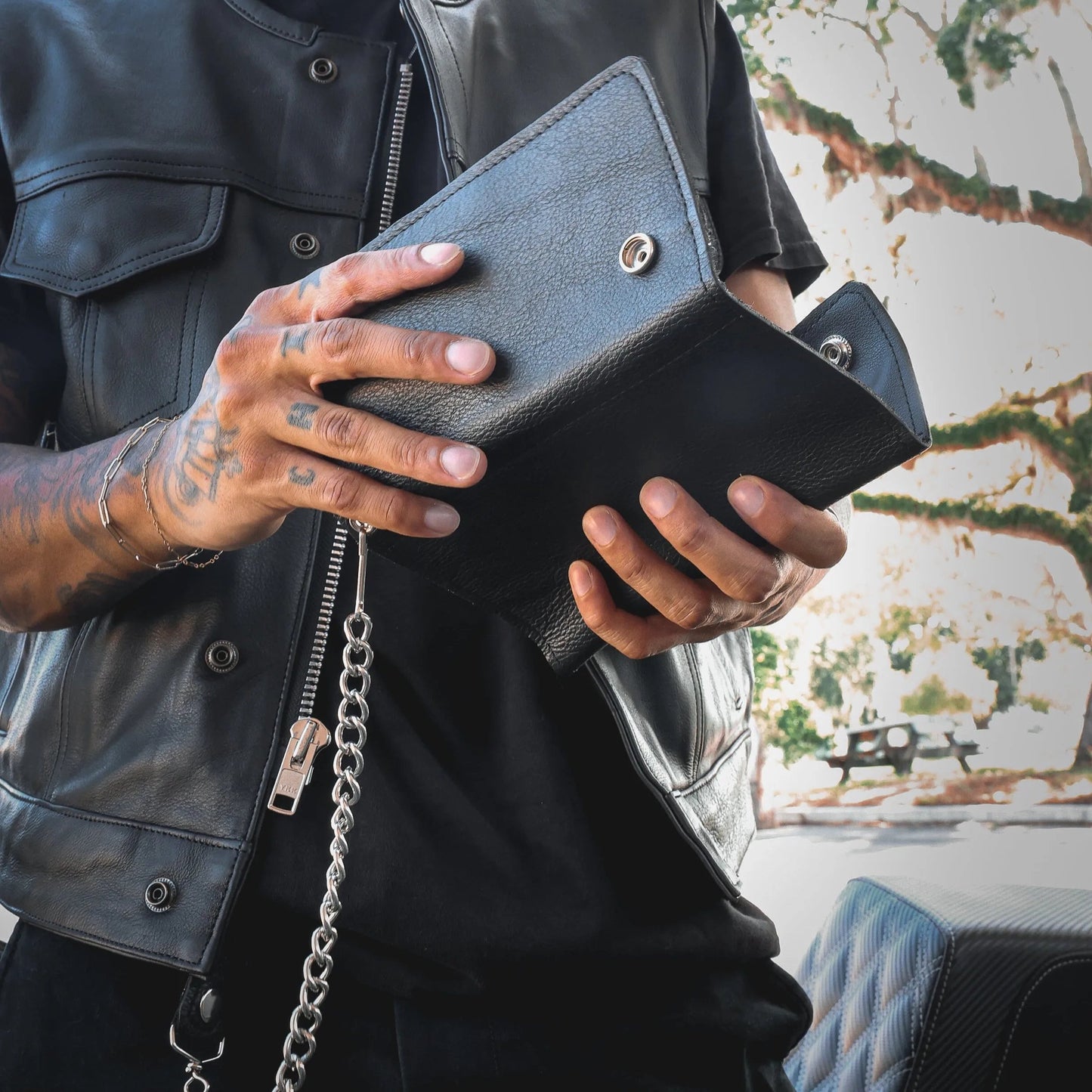 Ideal for motorcycle riders and enthusiasts, they offer multiple compartments for cards, cash, and coins, ensuring practicality on the go.