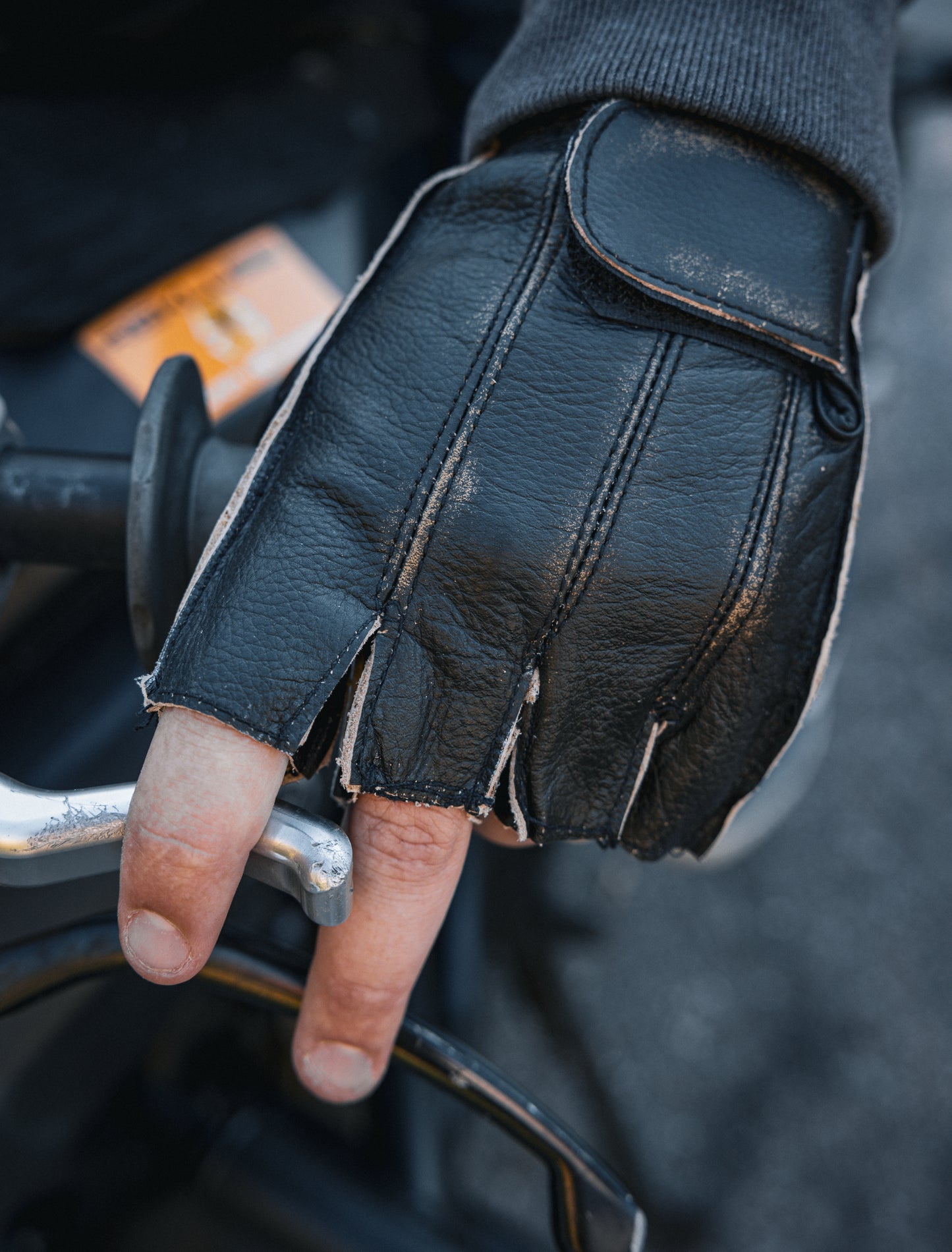  Crafted from supple cowhide leather, they offer protection while maintaining dexterity. 