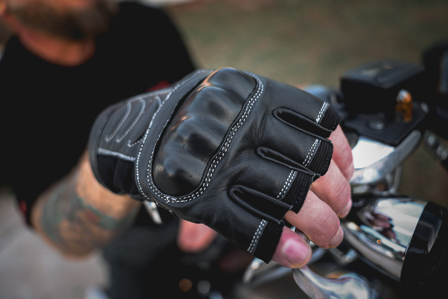 8375.00 - Mens Fingerless Leather Gloves - Unik International Inc