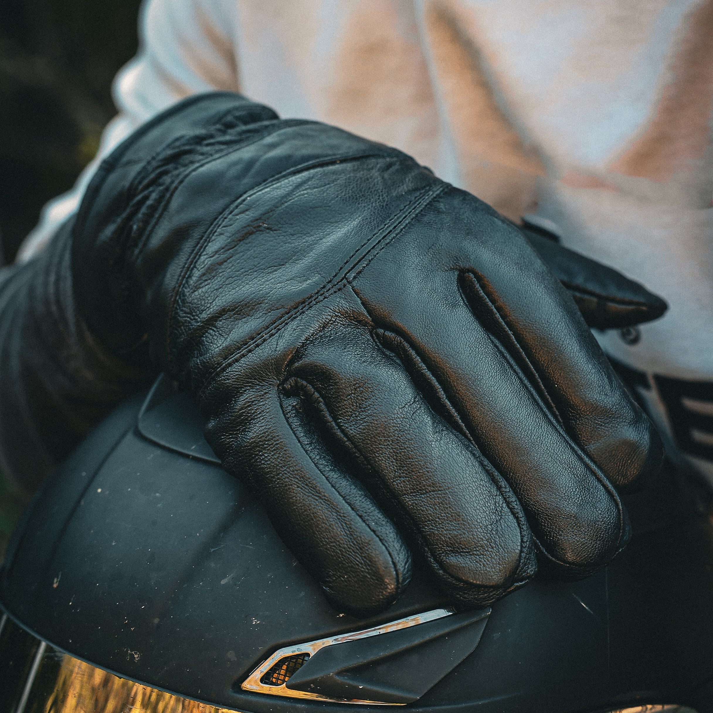  Crafted from durable cowhide leather, they offer enhanced abrasion resistance. Featuring touch technology on the fingertips and adjustable wrist closures, these gloves provide comfort and functionality for various activities. 