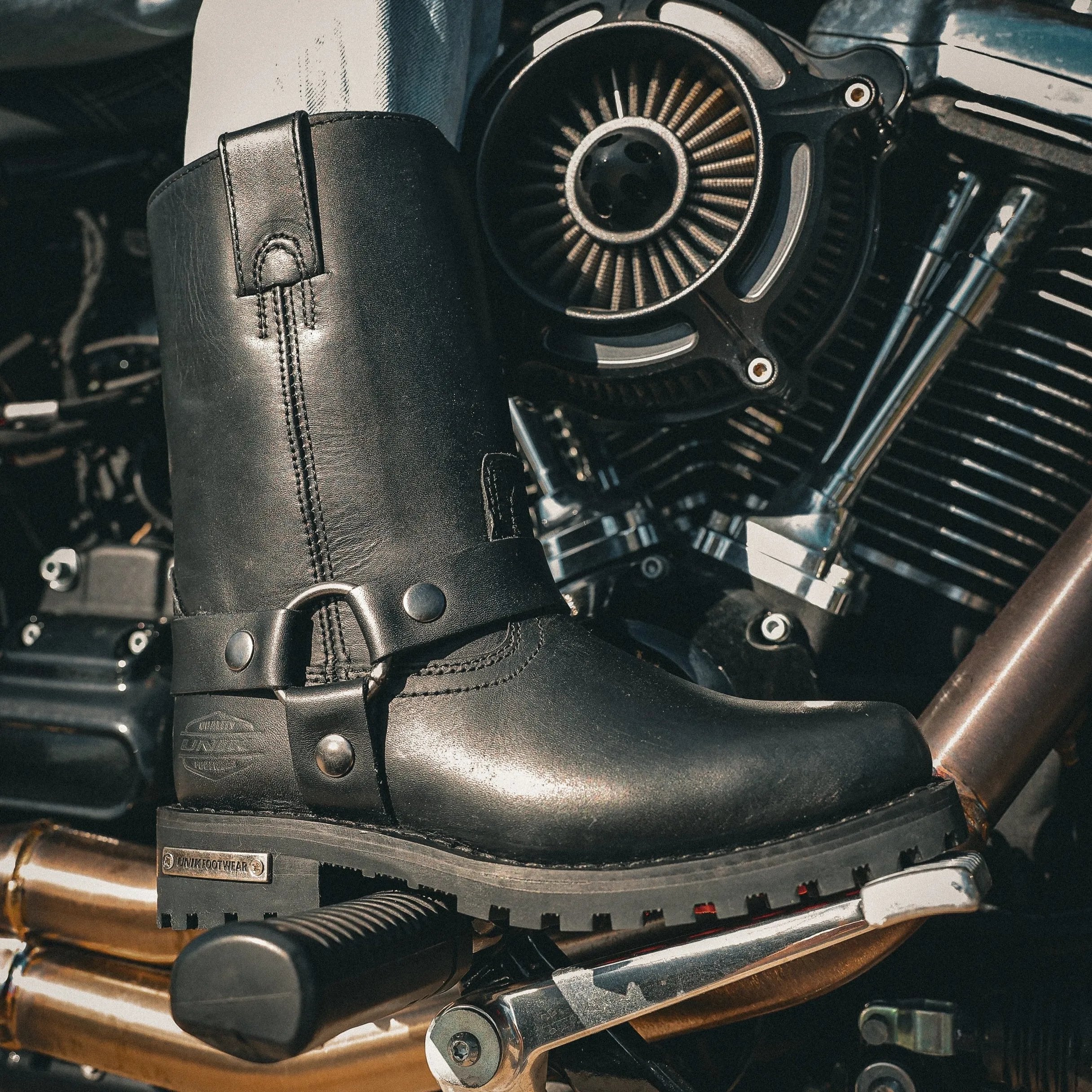 These motorcycle leather boots are crafted for the discerning rider who demands both style and functionality. Built to withstand the rigors of the open road while providing unparalleled comfort, they are a testament to quality craftsmanship and modern design.