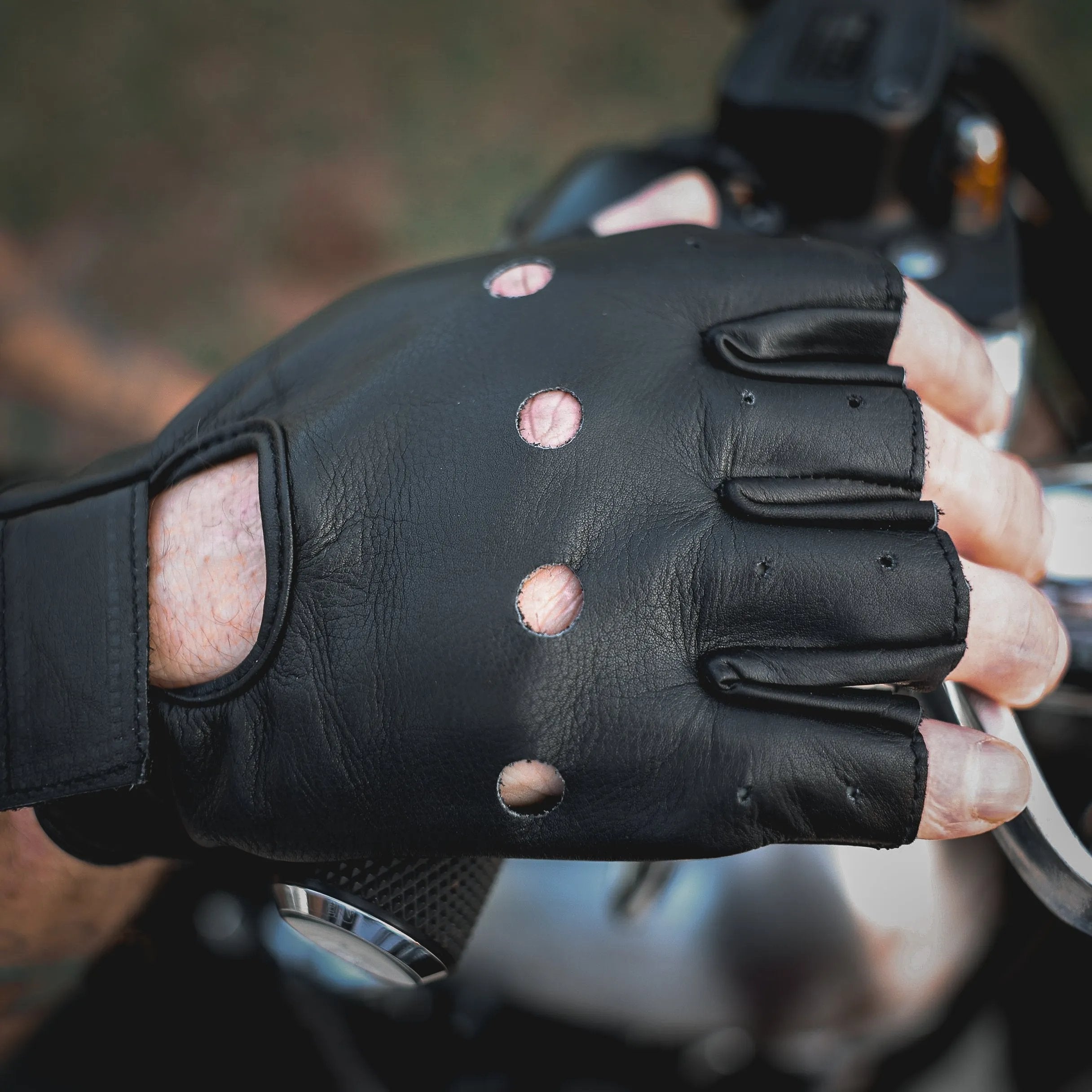  Crafted from supple cowhide leather, they offer protection while maintaining dexterity. 