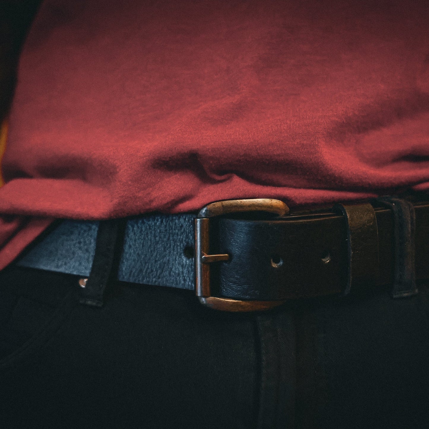 Designed with both style and function in mind, this belt features a sleek, timeless design that complements any outfit, from formal suits to casual jeans.