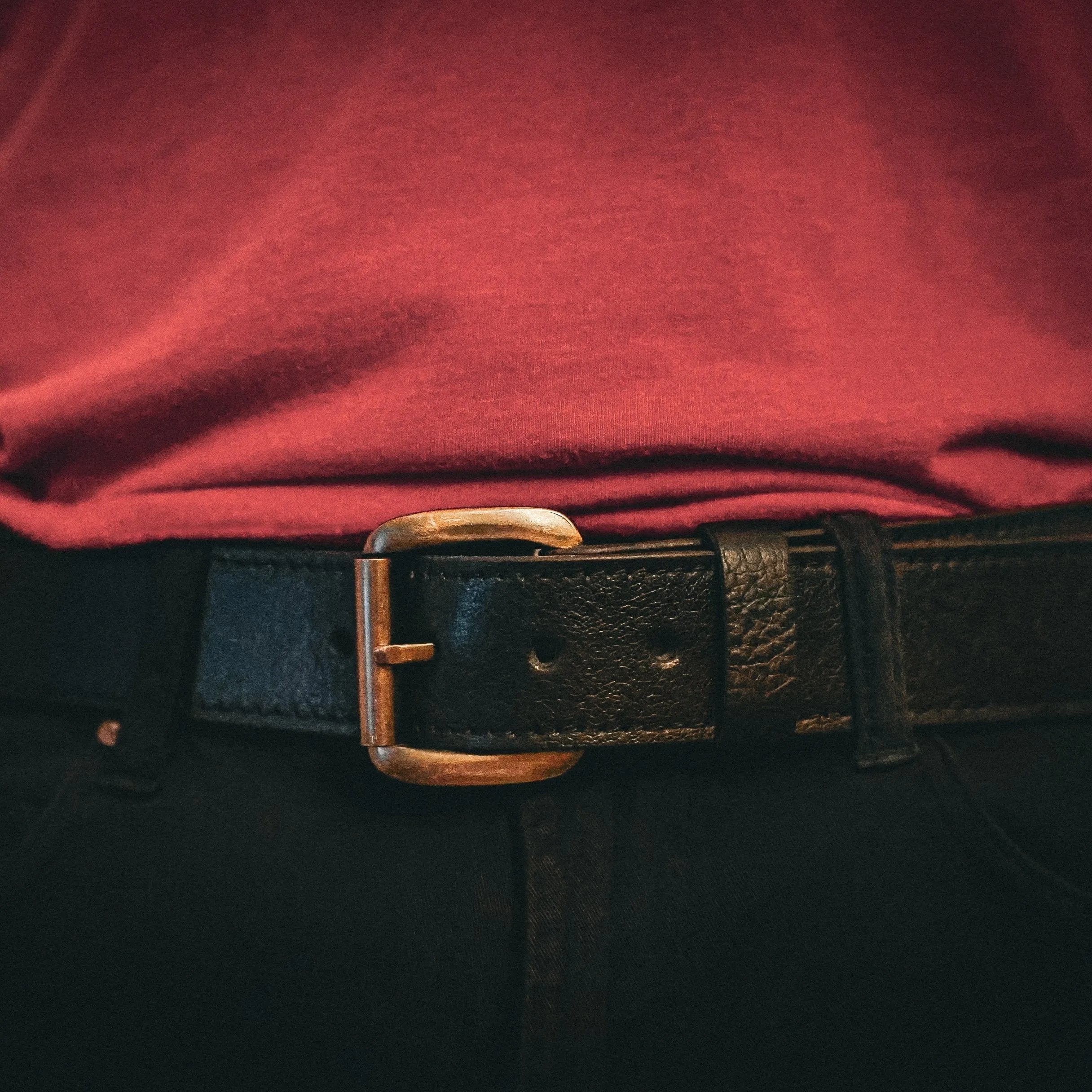 Designed with both style and function in mind, this belt features a sleek, timeless design that complements any outfit, from formal suits to casual jeans.