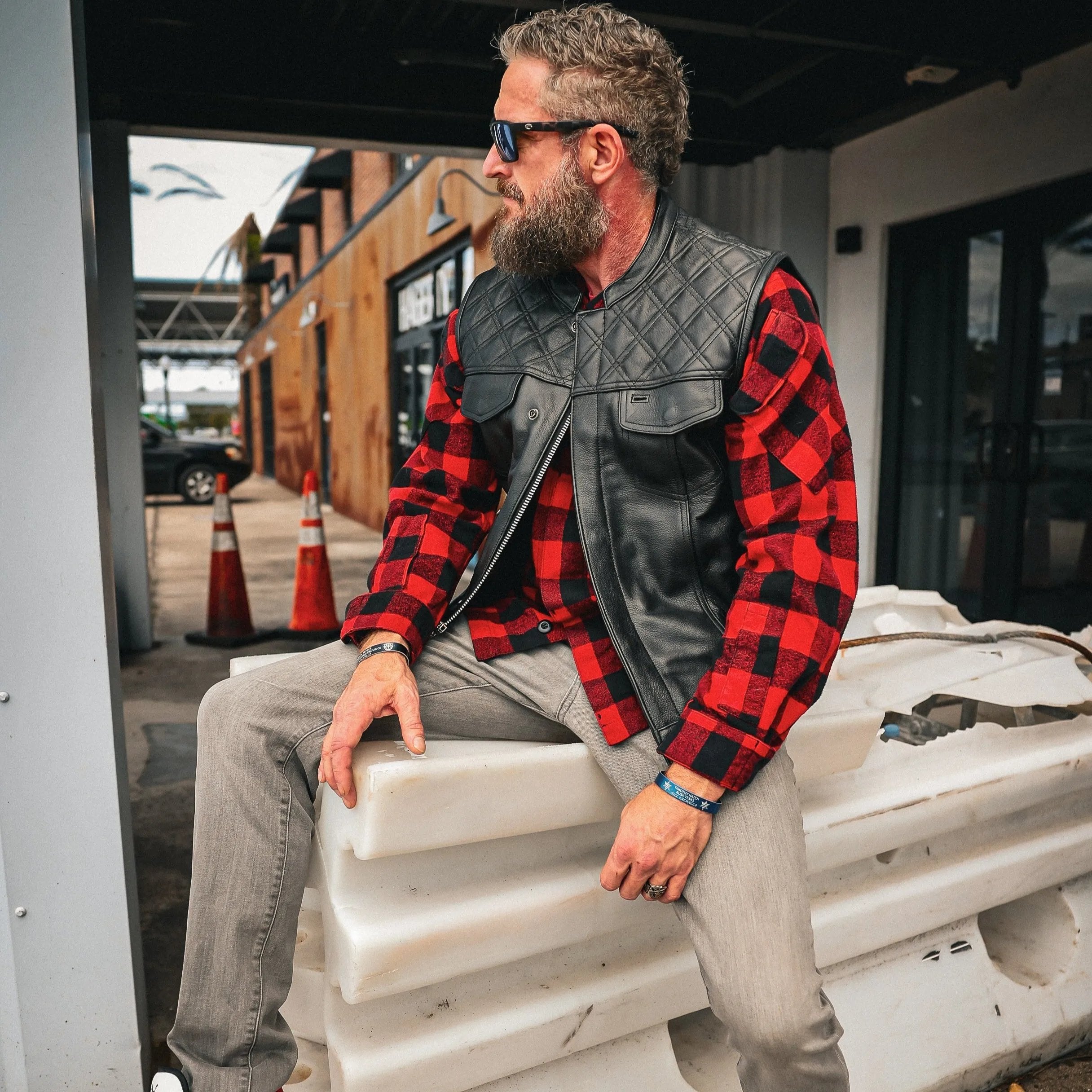 Made from cowhide leather with a diamond stitch pattern, it includes four exterior pockets, two inside concealed carry pockets, a zip snap main closure.