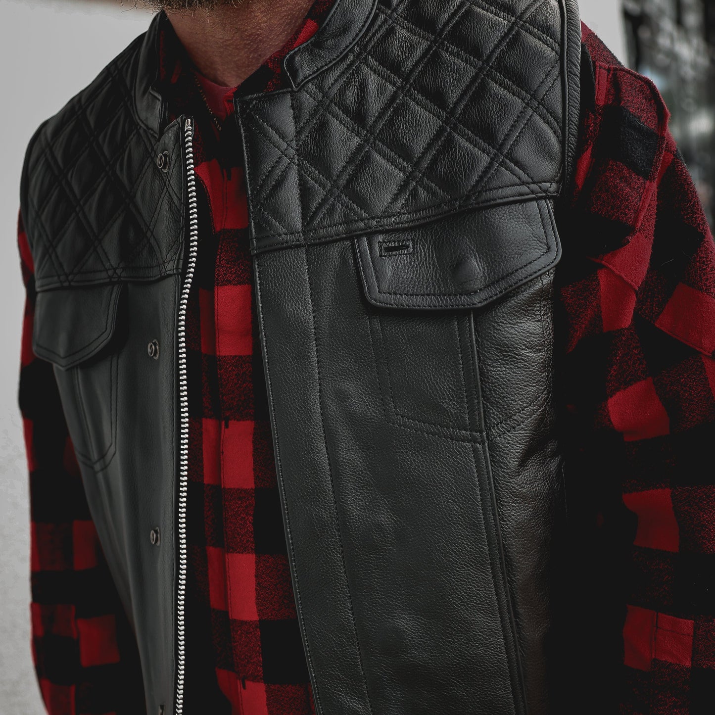 Made from cowhide leather with a diamond stitch pattern, it includes four exterior pockets, two inside concealed carry pockets, a zip snap main closure.