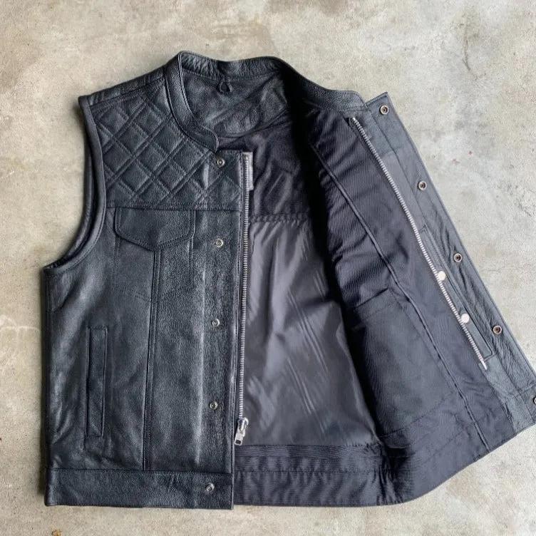 Made from cowhide leather with a diamond stitch pattern, it includes four exterior pockets, two inside concealed carry pockets, a zip snap main closure.