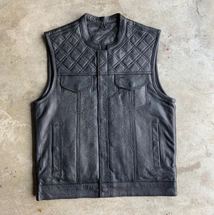 Made from cowhide leather with a diamond stitch pattern, it includes four exterior pockets, two inside concealed carry pockets, a zip snap main closure.