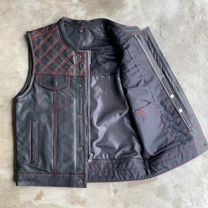 The Men's Diamond Stitch Club Vest by Unik Premium combines sophisticated design with practical features.