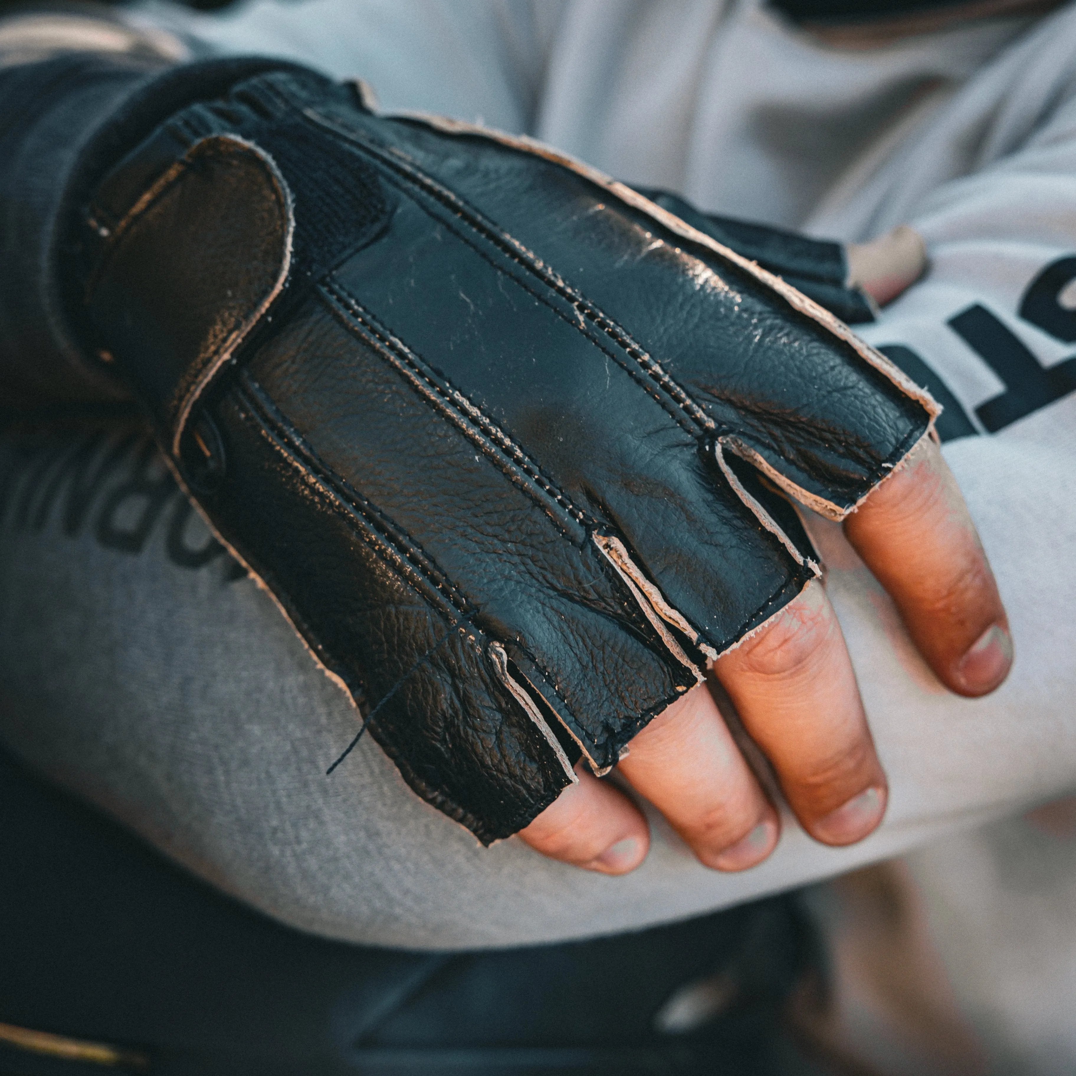  Crafted from supple cowhide leather, they offer protection while maintaining dexterity. 