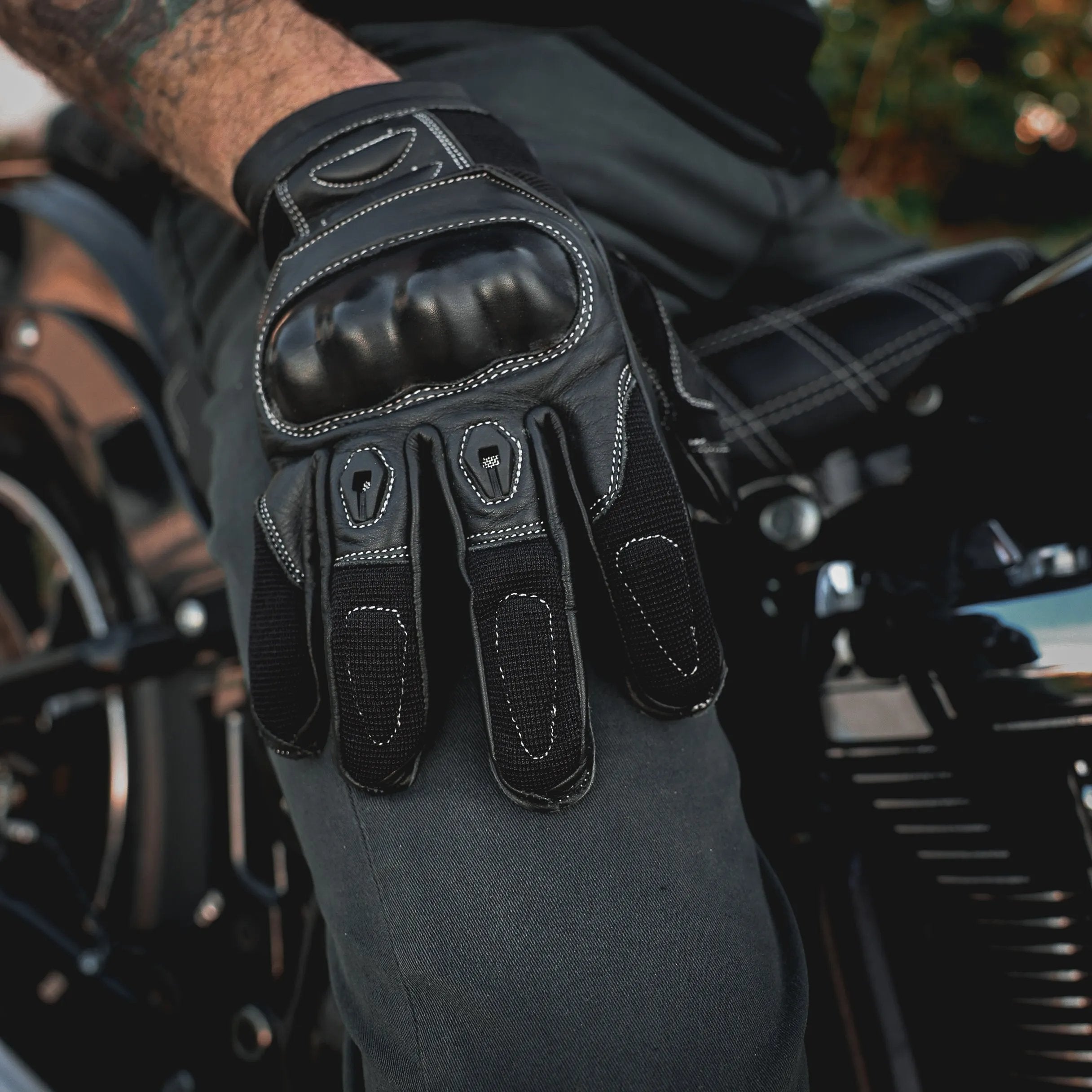  Crafted from durable cowhide leather, they offer enhanced abrasion resistance. Featuring touch technology on the fingertips and adjustable wrist closures, these gloves provide comfort and functionality for various activities