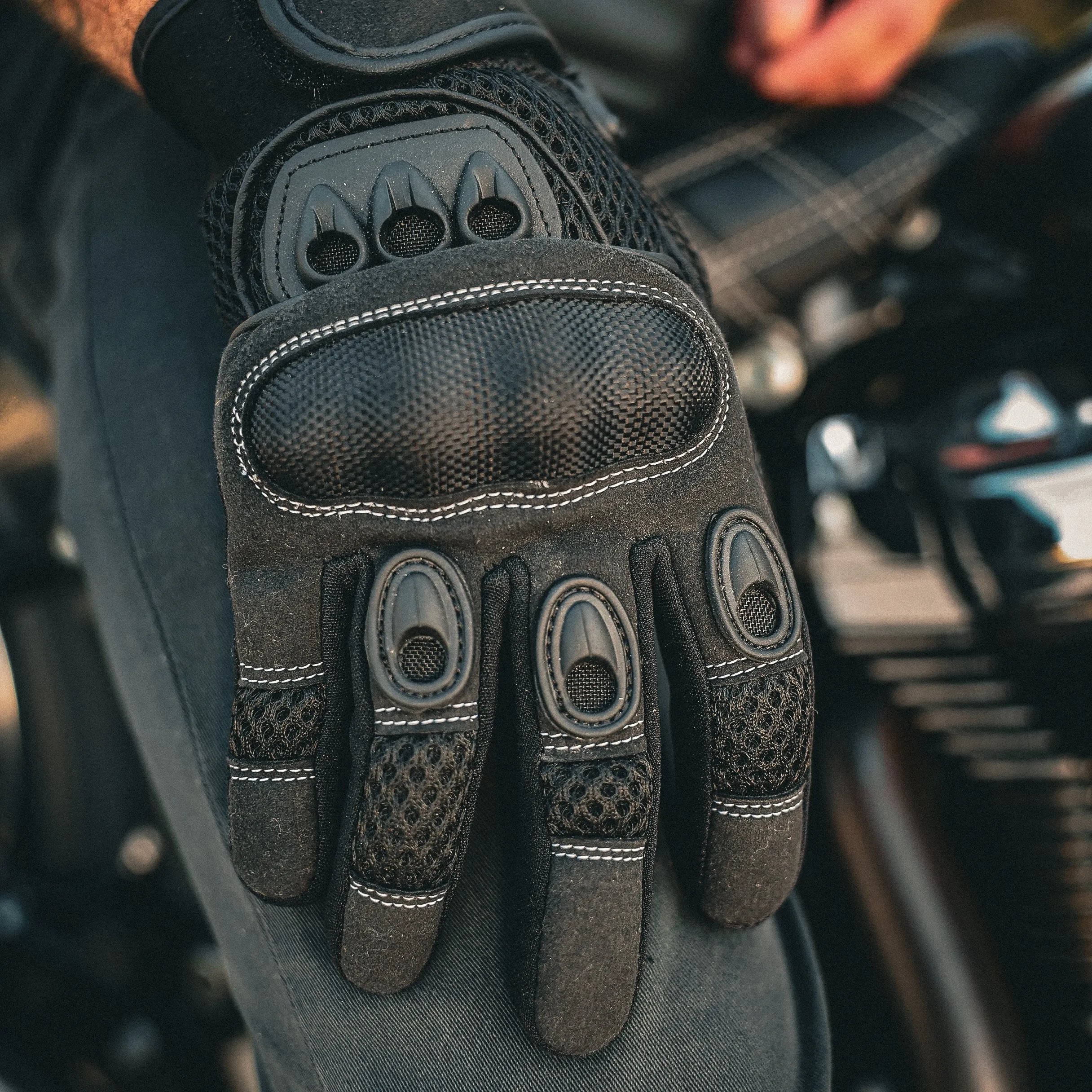  Crafted from durable cowhide leather, they offer enhanced abrasion resistance. Featuring touch technology on the fingertips and adjustable wrist closures, these gloves provide comfort and functionality for various activities