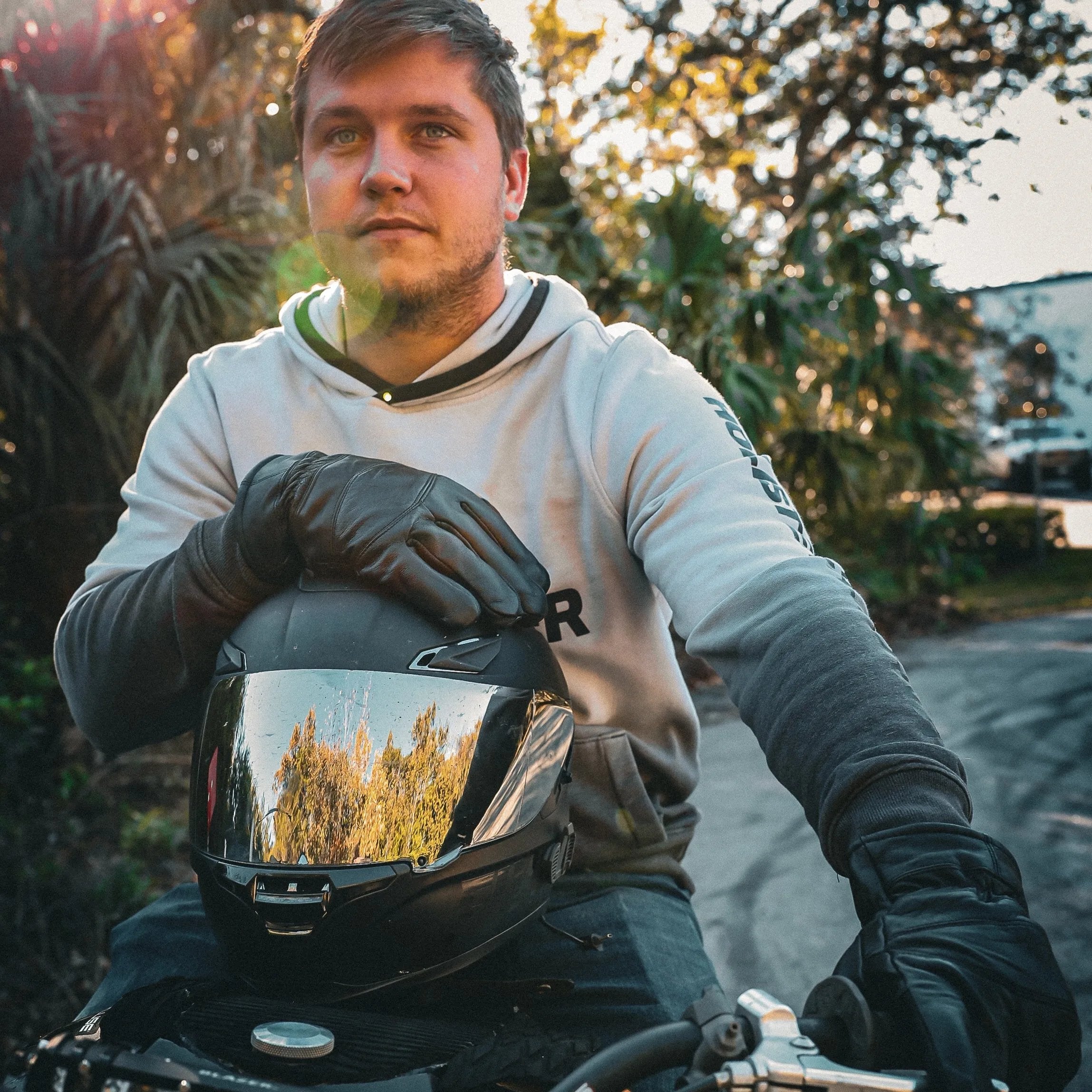  Crafted from durable cowhide leather, they offer enhanced abrasion resistance. Featuring touch technology on the fingertips and adjustable wrist closures, these gloves provide comfort and functionality for various activities. 