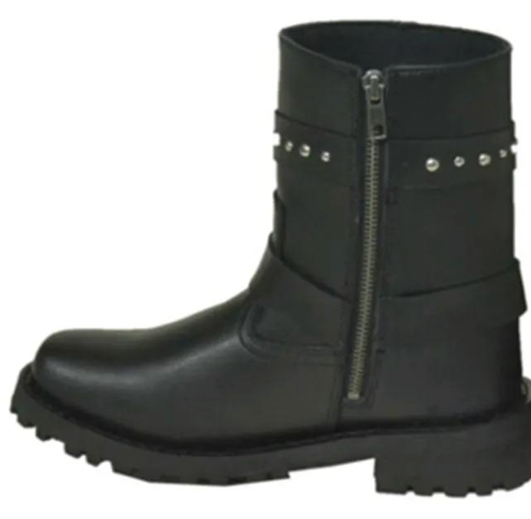 Black boot with a zipper closing