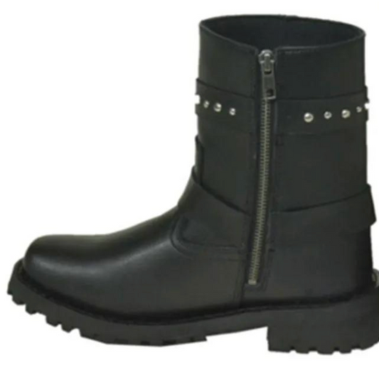 Black boot with a zipper closing