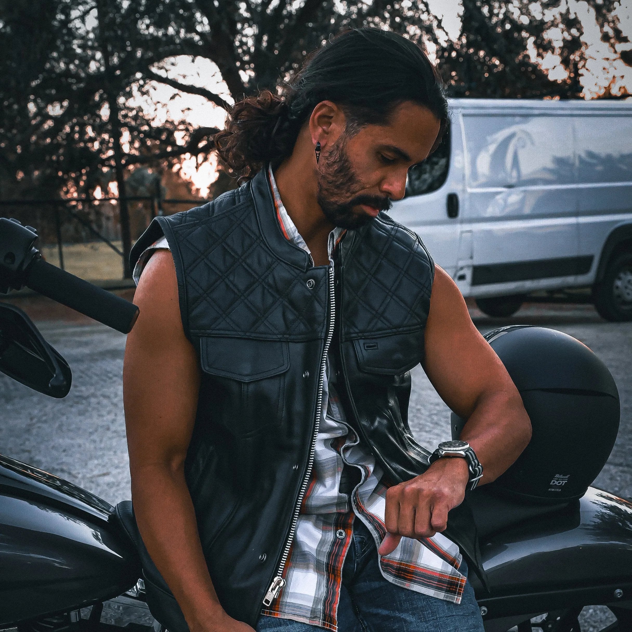 Made from cowhide leather with a diamond stitch pattern, it includes four exterior pockets, two inside concealed carry pockets, a zip snap main closure.