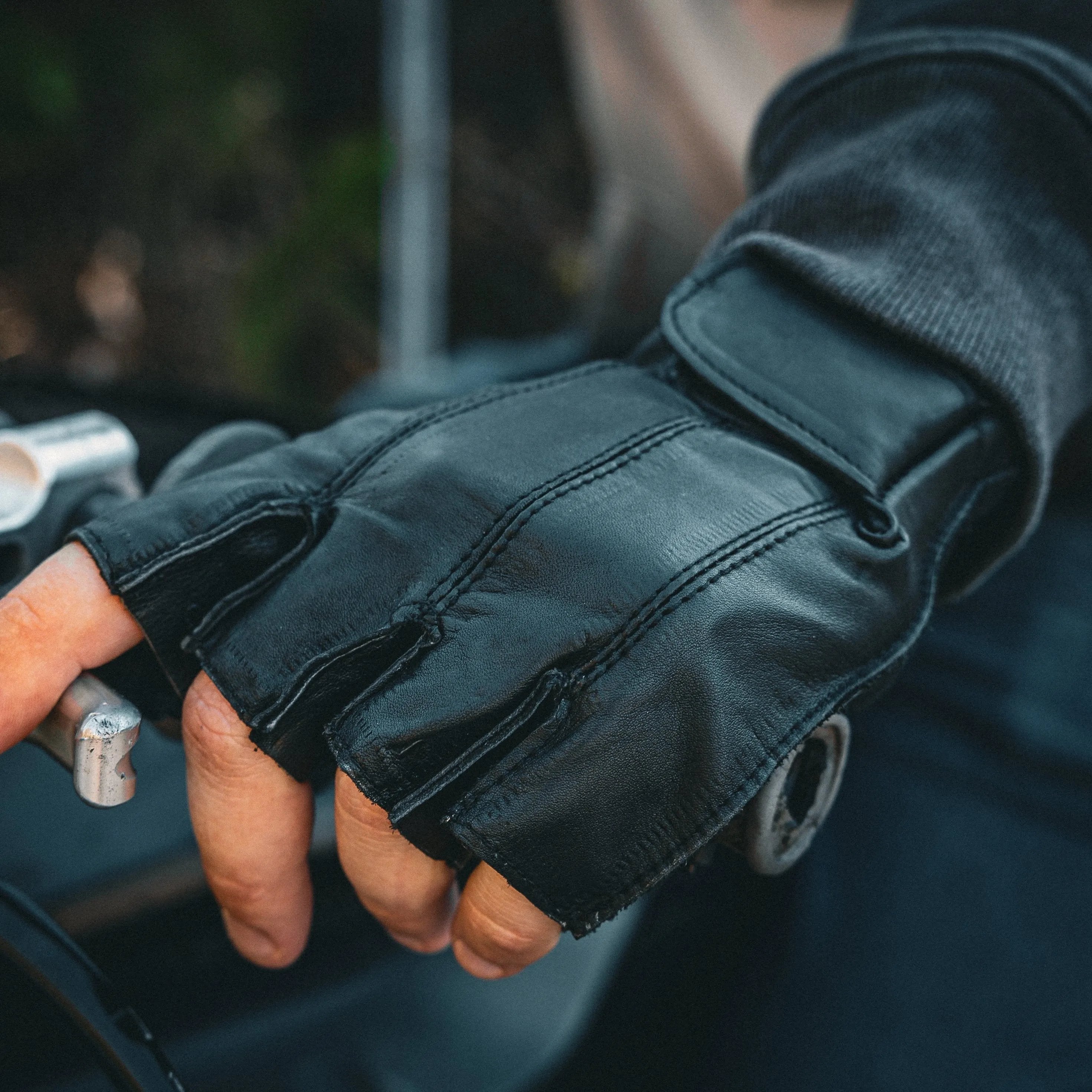 Men's Premium Cowhide Leather Fingerless Gloves combine durability with comfort and style. Crafted from supple cowhide leather, they offer protection while maintaining dexterity.