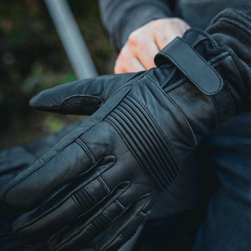 Crafted from durable cowhide leather, they offer enhanced abrasion resistance. Featuring adjustable wrist closures, these gloves provide comfort and functionality for various activities.