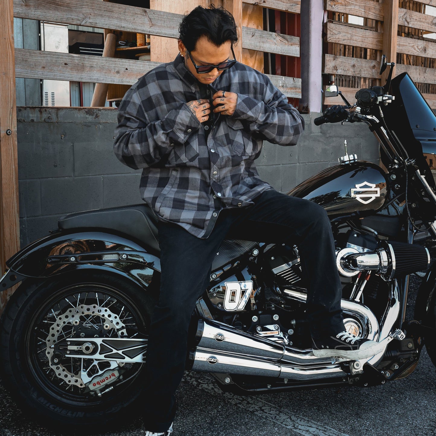  This versatile garment seamlessly blends style with motorcycle-ready features, making it a standout choice for riders and fashion-conscious individuals alike
