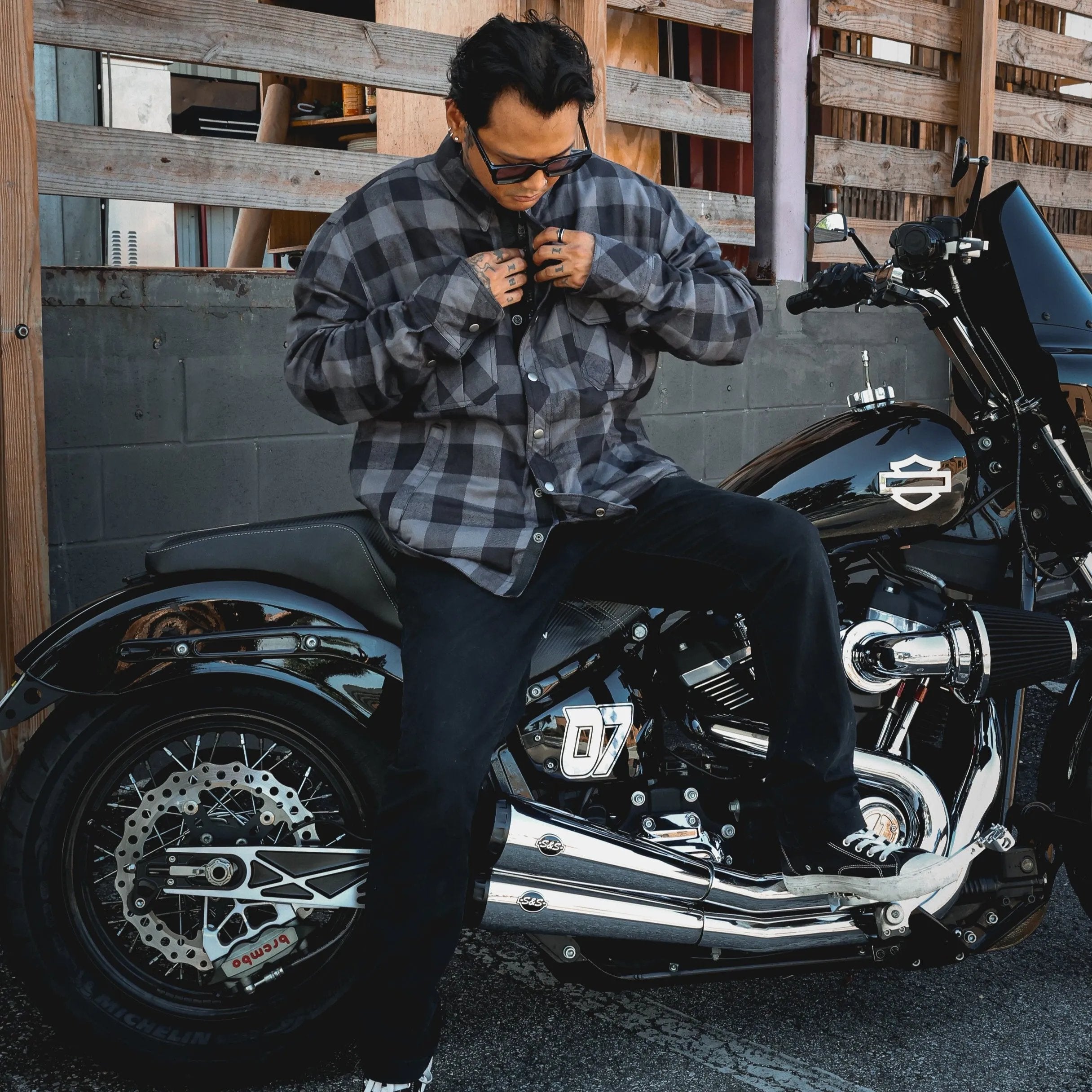 Hot Leathers JKM3004 seamlessly blends style with motorcycle-ready features, making it a standout choice for riders and fashion-conscious individuals alike